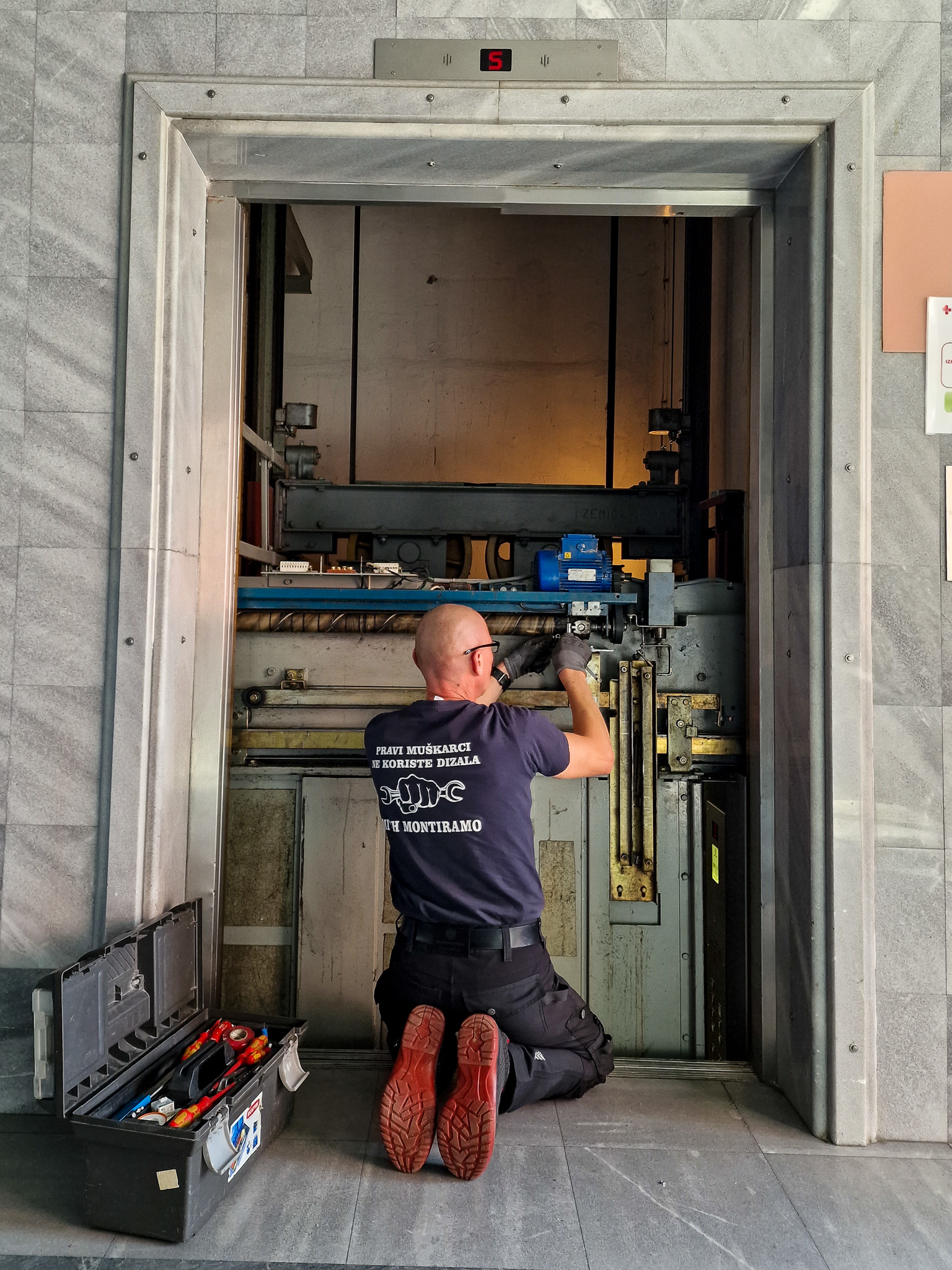 Serviser radi na dizalu